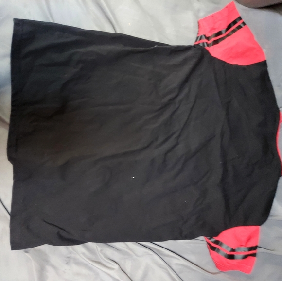 Shirt, size large in juniors. Black and red - Picture 2 of 2